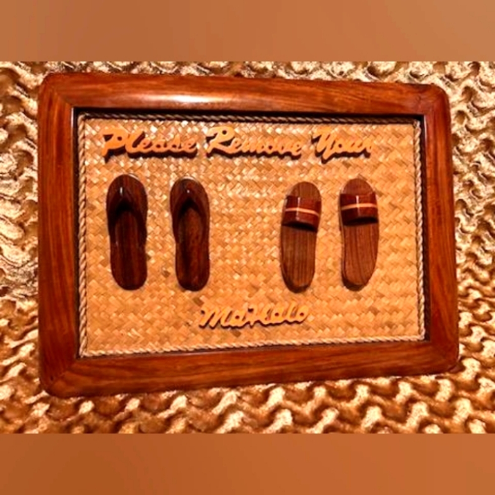 Vintage Hawaiian koa wood home decor sign "please remove your shoes. Maholo"